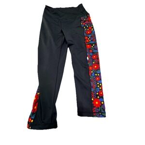 Love Her Shop Women's Leggings - Medium Black Hearts And Flower Hippi Capri